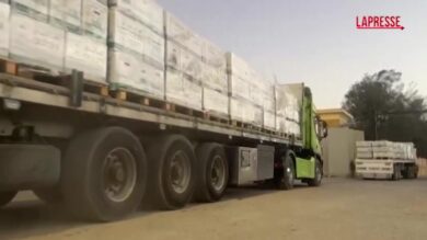 Gaza, camion carichi di aiuti umanitari attraversano il valico di Rafah