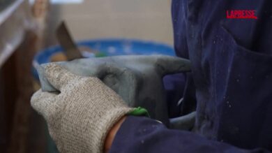 Carnevale 2026, a Venezia artigiani al lavoro per preparare le maschere