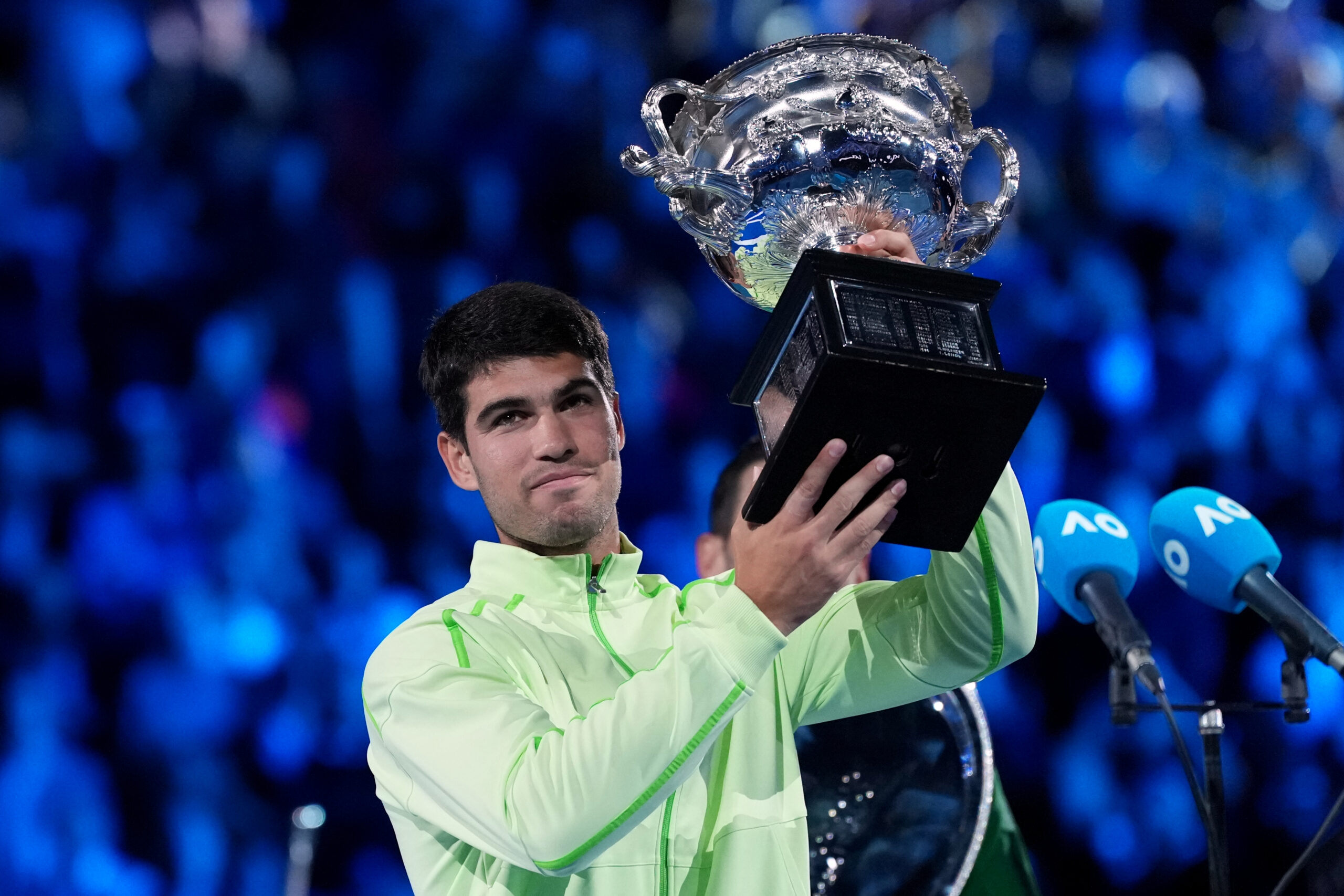 Australian Open 2026, Carlos Alcaraz trionfa in 4 set contro Nole Djokovic