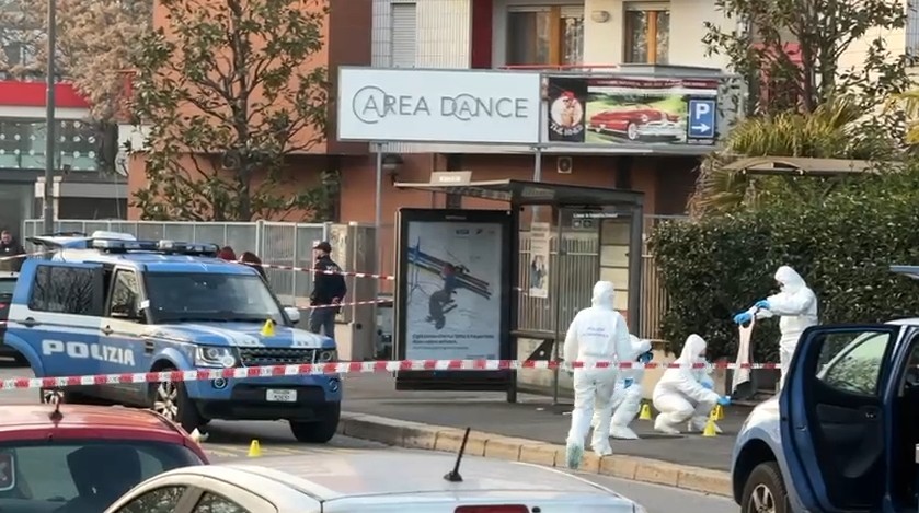 Milano, sparatoria tra un uomo e la polizia a Rogoredo: gravissimo l’aggressore Milano, sparatoria tra un uomo e la polizia a Rogoredo: gravissimo l’aggressore