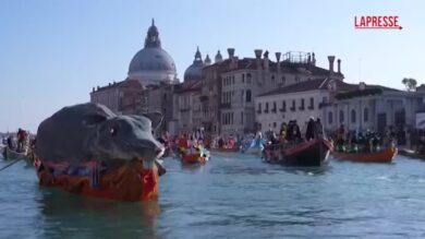 Carnevale 2026, la spettacolare sfilata sul Canal Grande a Venezia