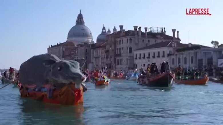 Carnevale 2026, la spettacolare sfilata sul Canal Grande a Venezia