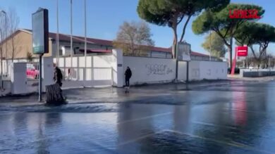 Roma, cede la tubatura di un'abitazione privata: via Prenestina allagata