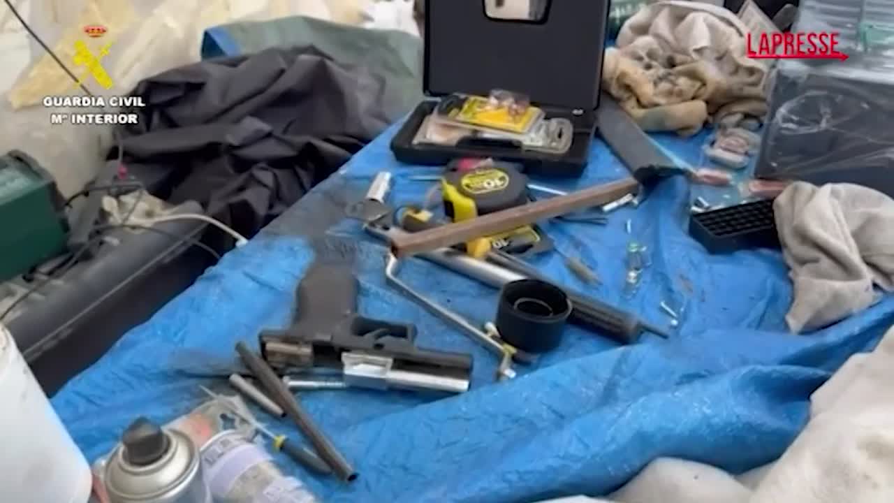 spagna modificavano armi e le rivendevano in tutta europa via internet 2 arresti ad almeria