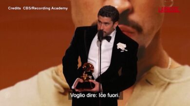 Grammy, Bad Bunny vince e si scaglia contro l'Ice: "Andate via! Non siamo animali, siamo americani"