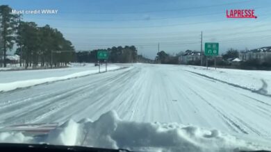 Usa, abbondante nevicata sulla Carolina del Nord: Charlotte completamente imbiancata