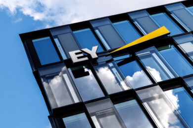 Milano, 15 mln di gare truccate su fondi UE: Ernst&Young risarcisce Regione Lombardia. Procura europea rinuncia all’interdittiva sul colosso della consulenza