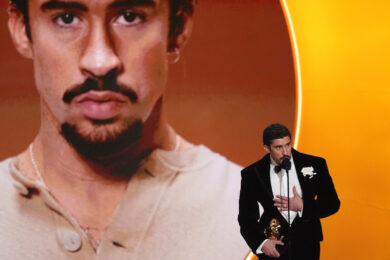 Grammy 2026, Bad Bunny trionfa e attacca l’Ice: “Andate via”