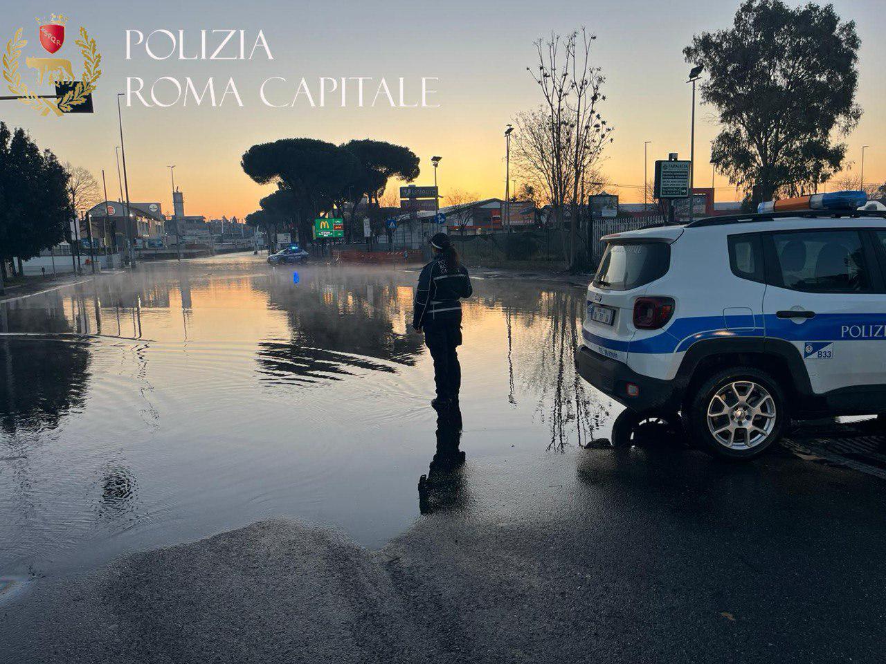 Roma, allagamento in via Prenestina: strada chiusa e abitazioni senza acqua