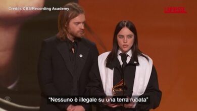 Grammy 2026, Billie Eilish vince con ‘Wildflower’ e attacca l’Ice: “Nessuno è illegale su una terra rubata”