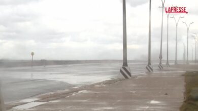 Maltempo a Cuba, la mareggiata invade il Malecón a L'Avana