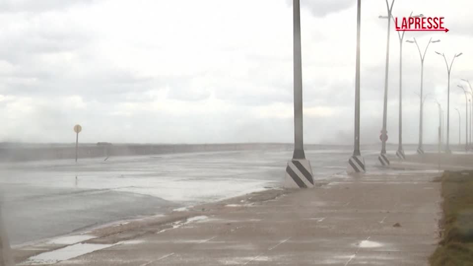 maltempo a cuba la mareggiata invade il malec243n a l avana