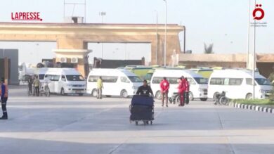 Gaza, primi palestinesi di rientro dall'Egitto attendono la riapertura del valico di Rafah