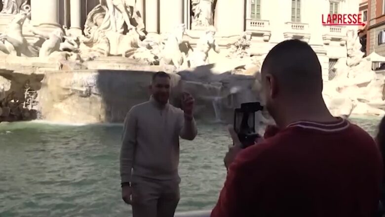 Fontana di Trevi, da oggi 2 euro per i turisti e c'è chi si lamenta: "L'arte dev'essere di tutti"