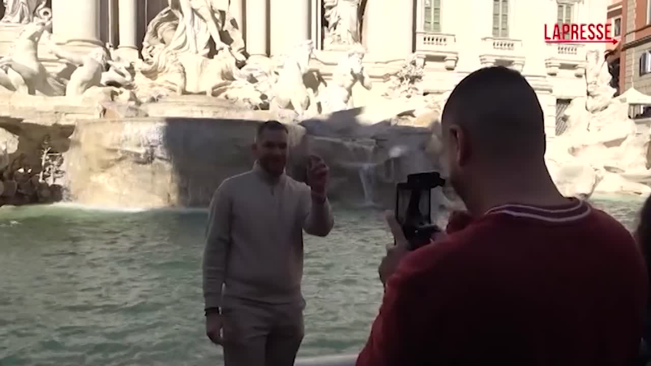 Fontana di Trevi, da oggi 2 euro per i turisti e c