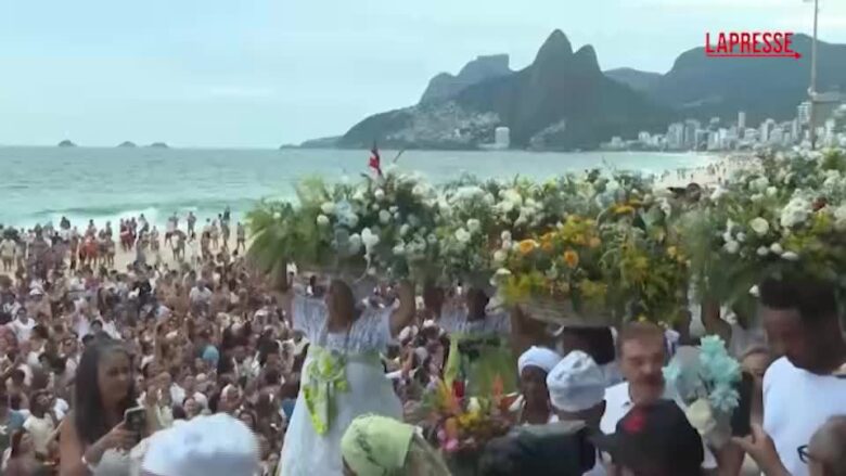 Rio de Janeiro, migliaia di devoti in acqua per omaggiare Yemanjá