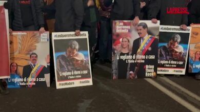 Venezuela, un mese dopo la cattura di Maduro manifestazione davanti all'ambasciata americana