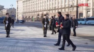 Ucraina, Rutte e Zelensky a Kiev onorano i soldati caduti