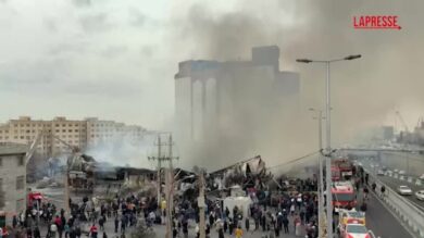 Teheran, incendio devasta il bazar Jannat: le immagini dei negozi distrutti