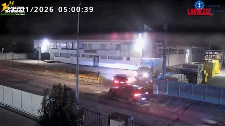 Padova, sequestrate 5,5 tonnellate di sigarette in fabbrica clandestina: il blitz della Gdf