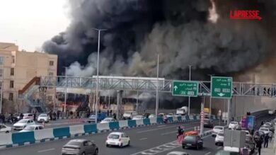 Iran, gigantesco incendio a Teheran: una nube di fumo nero avvolge la capitale