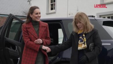 Regno Unito, Kate visita un lanificio e ricama un grande copriletto