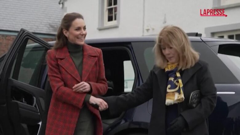 Regno Unito, Kate visita un lanificio e ricama un grande copriletto