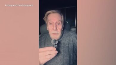 Claudio Lippi apre profilo social: "Sono vivo e non in terapia intensiva"