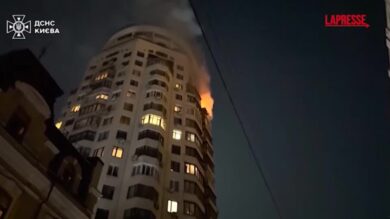 Ucraina, nuovi raid russi su Kiev: in fiamme un palazzo residenziale