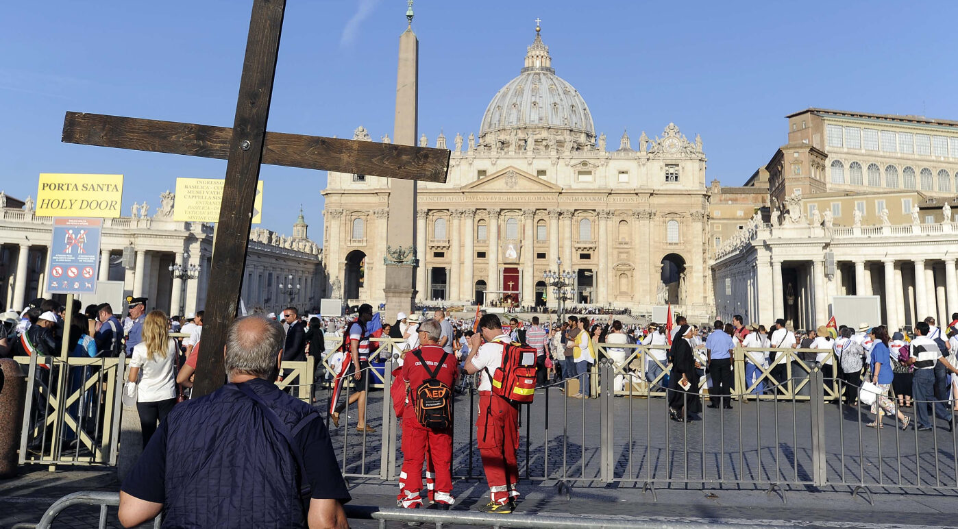 Vaticano, arrestato un uomo ai varchi di San Pietro: “Sventato un incendio”