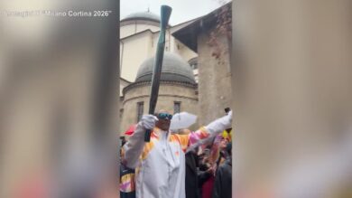 Milano-Cortina 2026, Snoop Dogg sfila (e balla) con la torcia olimpica a Gallarate