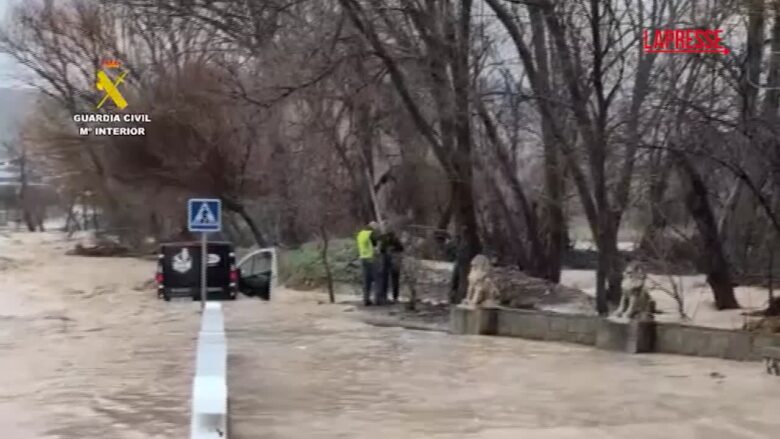 Spagna, in Andalusia le strade diventano fiumi: auto e case sommerse