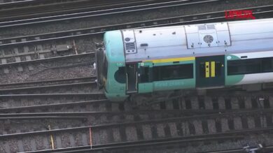 Londra, treno deraglia a Selhurst: le immagini aeree dal luogo dell'incidente