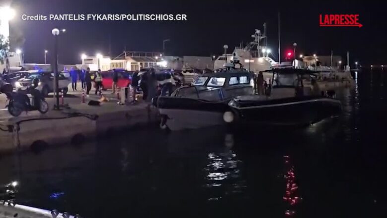 Grecia, scontro tra barcone di migranti e motovedetta Guardia costiera: le immagini al rientro in porto