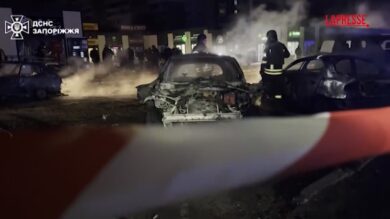 Ucraina, attacco russo notturno su Zaporizhzhia: l'intervento dei vigili del fuoco