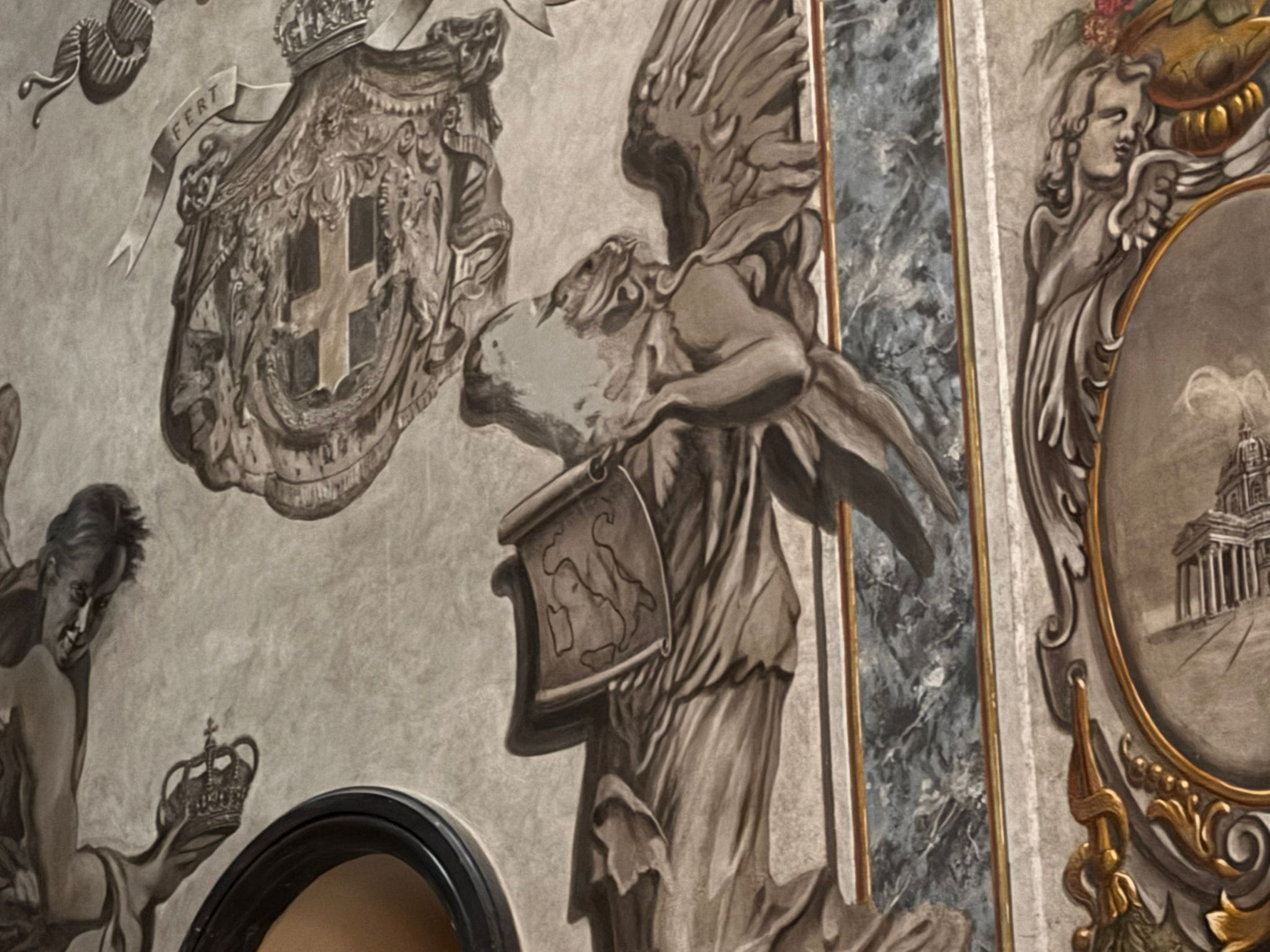 Angelo con il volto di Giorgia Meloni, coperta l’opera a San Lorenzo in Lucina: le foto della modifica