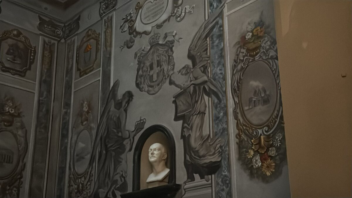 Angelo con il volto di Giorgia Meloni, coperta l’opera a San Lorenzo in Lucina: le foto della modifica