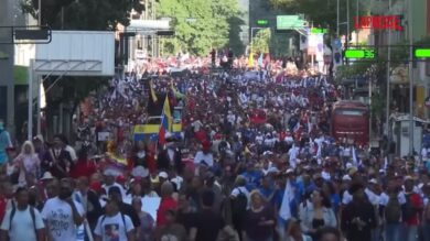 Venezuela, migliaia di sostenitori di Maduro sfilano a Caracas: su un carro due attori interpretano l'ex leader e la first lady