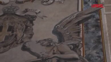 Coperto il volto dell’angelo con le fattezze di Meloni: le immagini dei lavori nella chiesa