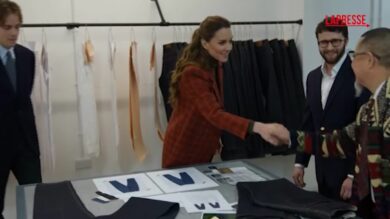 Kate Middleton si cimenta nella realizzazione di jeans durante la visita in un’azienda