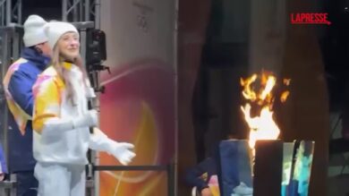 Olimpiadi 2026, la fiaccola arriva in piazza Duomo portata dall’etoile della Scala Nicoletta Manni