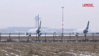 Freddo e neve bloccano l'aeroporto di Berlino