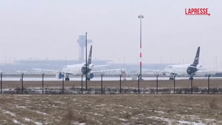Freddo e neve bloccano l'aeroporto di Berlino