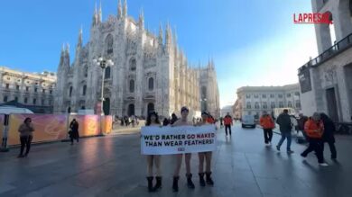 Olimpiadi 2026, la protesta di Peta in piazza del Duomo a Milano: "Meglio nudi che indossare piume"