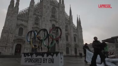 Olimpiadi 2026, Greenpeace espone i 5 cerchi che colano petrolio in piazza Duomo a Milano