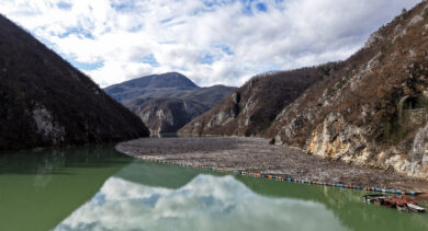 Bosnia, tonnellate di rifiuti intasano il fiume Drina a Visegrad
