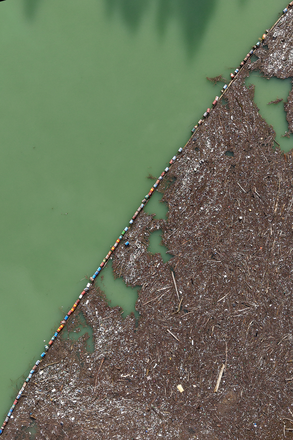 Galleria foto 'Bosnia, tonnellate di rifiuti intasano il fiume Drina a Visegrad' - foto 6