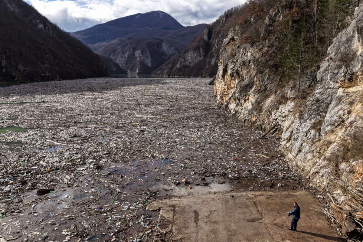 Galleria foto 'Bosnia, tonnellate di rifiuti intasano il fiume Drina a Visegrad' - foto 3