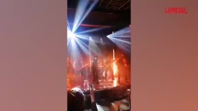 Laura Pausini presenta a Milano 'Io canto 2' e si esibisce a sorpresa dal vivo