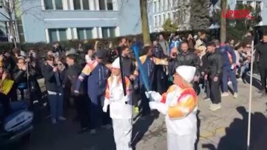 Olimpiadi 2026, la torcia verso Milano: il passaggio a San Donato con la tedofora Lodovica Comello
